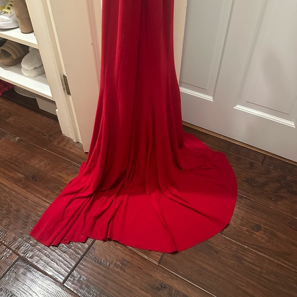 Beautiful REVOLVE Low Back Slip Mermaid Fishtail Gown in Red
Norma Kamali. - Picture 9 of 9